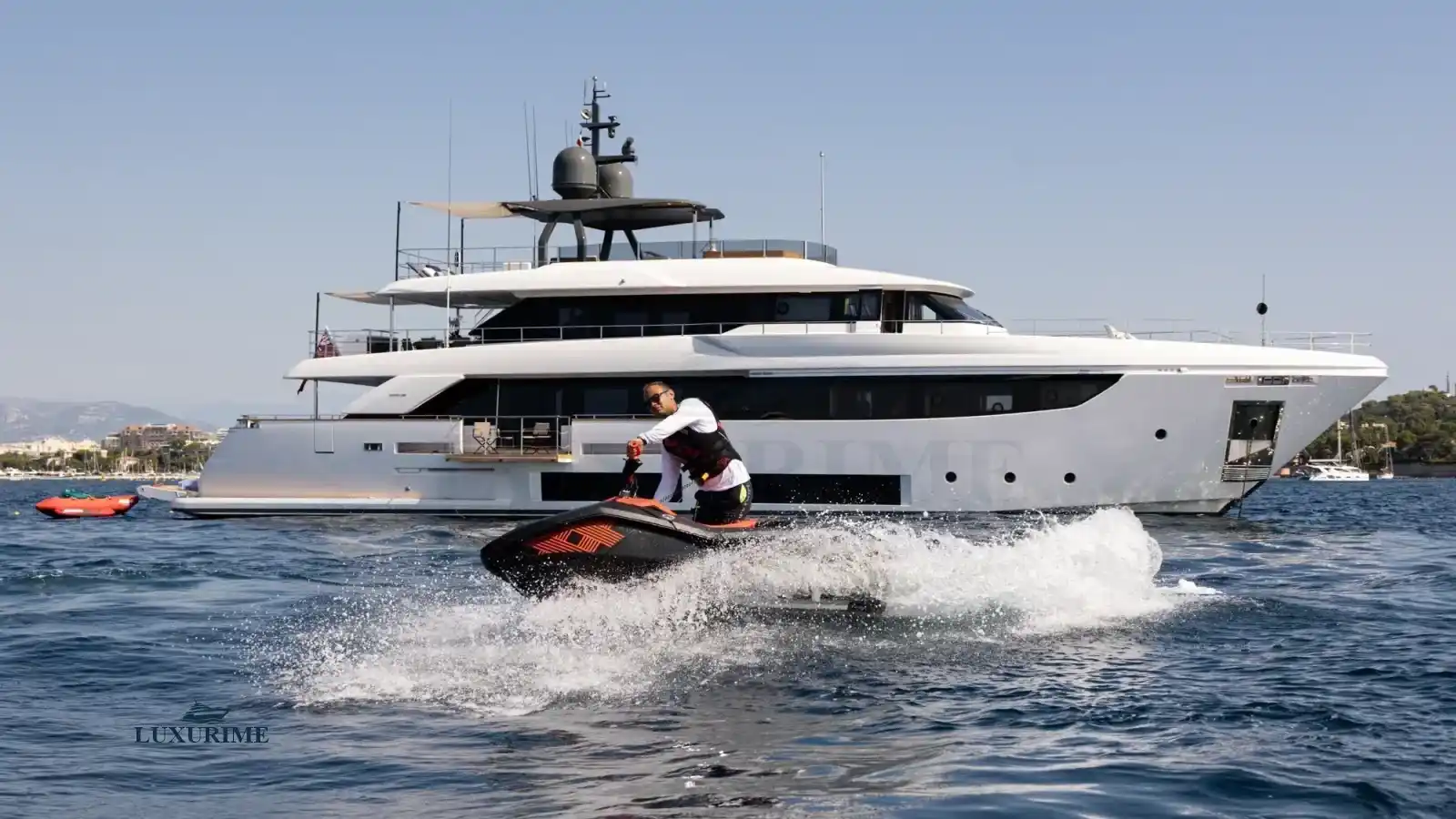 HAIAMI Ferretti Custom Line Navetta 33 Yacht Charter