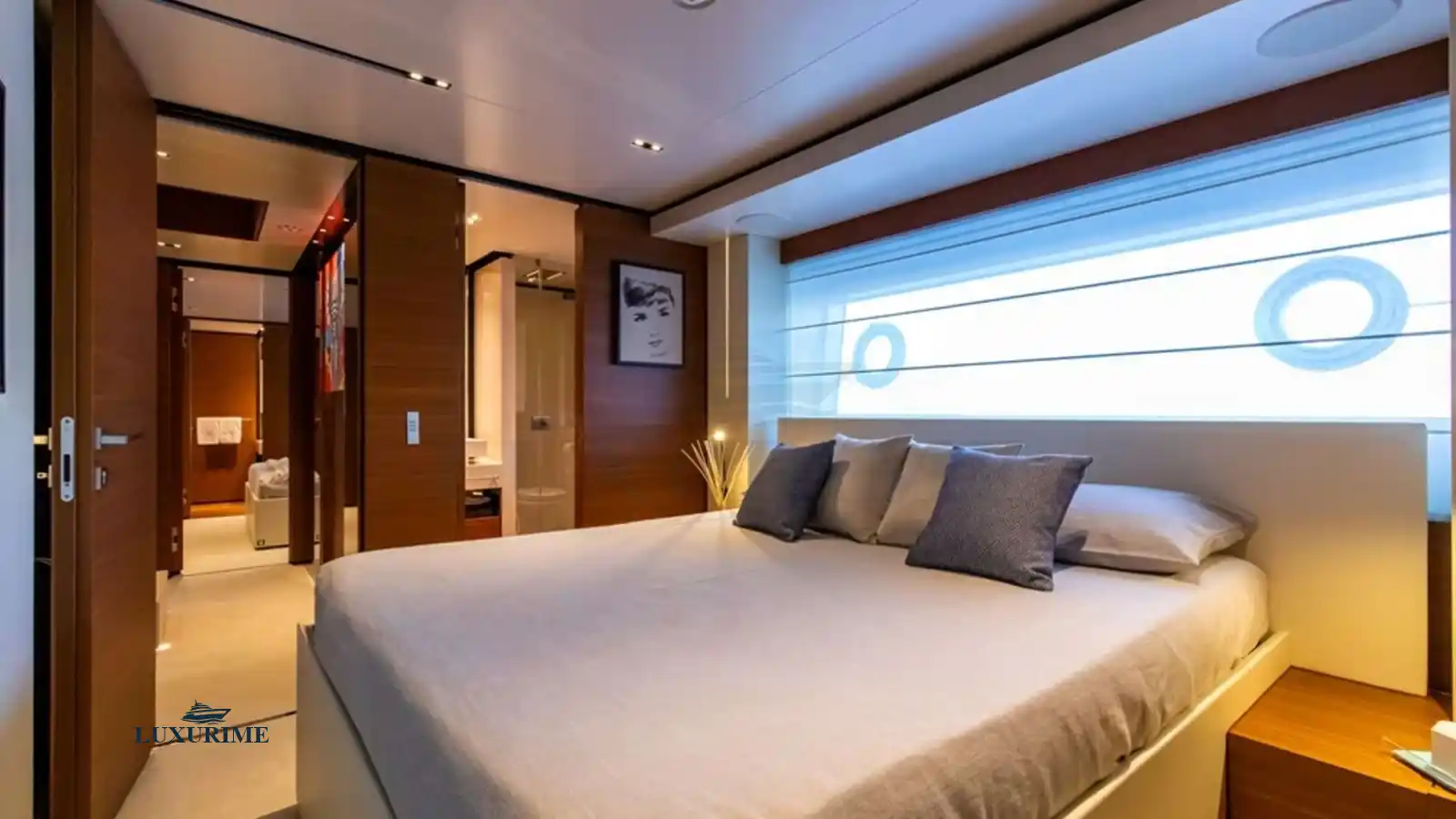 SOUTH Custom Line Navetta 33 Yacht Charter