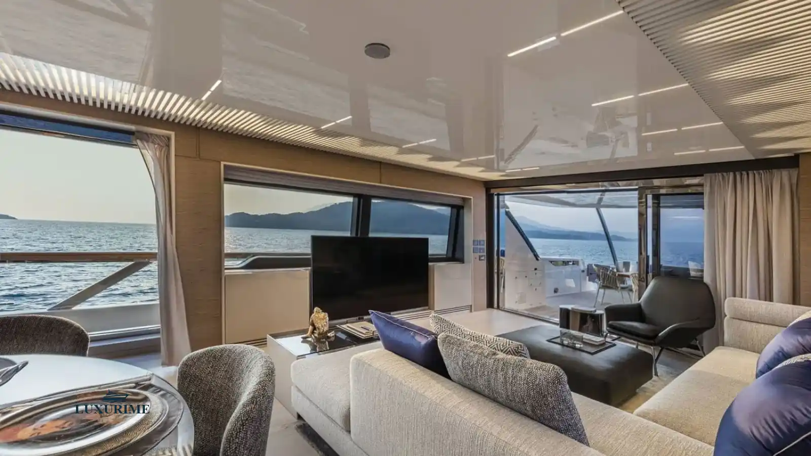 PIOLA Ferretti 920 Yacht Charter